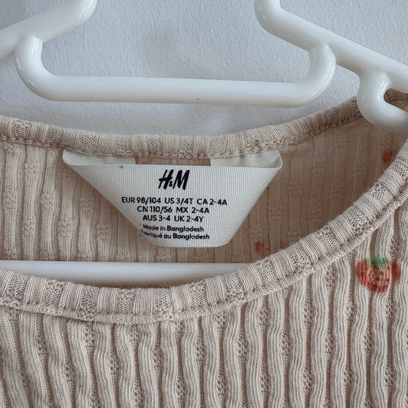 H&M Short Sleeve T-Shirt - Picture 3 of 3